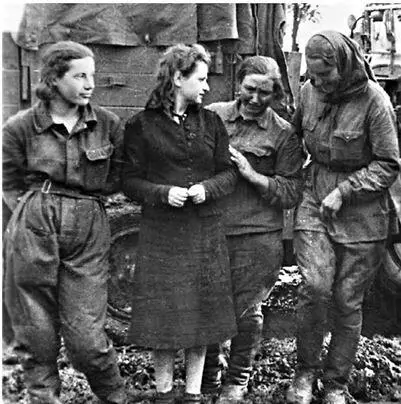 Немецкий крестовый поход 19411942 ггПленные девушкикрасноармейцы в августе - фото 25