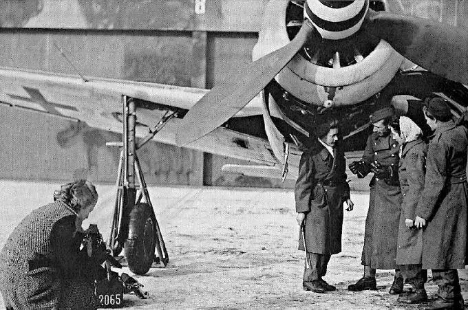 Съемка доставки раненых из Сталинграда по воздушному мосту январь 1943 - фото 37