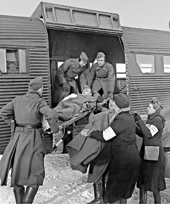 Фотография Лизелотты Пурпер санитара в роли раненого солдата выносят из - фото 38