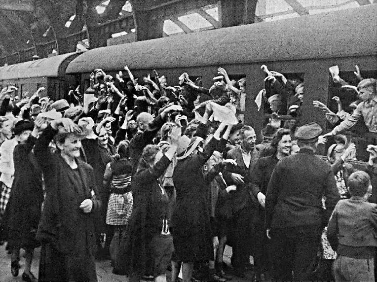 Эвакуация прощание на Хагенском железнодорожном вокзале июль 1943 г Девушки - фото 46