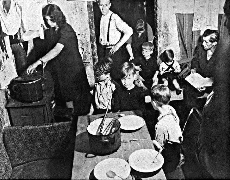 Подвальное коммунальное жилье на две семьи в Гамбурге июль 1947 г Фотография - фото 58