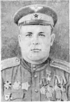 КОМАНДИР ГВАРДЕЙСКОЙ ЭСКАДРИЛЬИЖарким августовским днем 1942 года Василий - фото 116