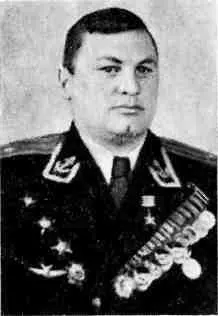 ИСКАЛ И ПОБЕЖДАЛ ВРАГАПервые боевые вылеты Первые встречи с фашистами Шли - фото 166