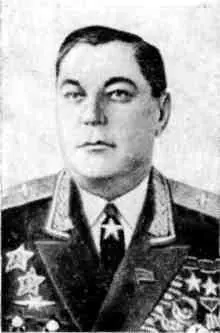ТРИ ЗВЕЗДЫ ГЕРОЯС юношеских лет А И Покрышкин связал свою жизнь с небом Он - фото 93