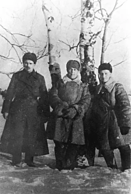 Станция Хвойная март 1943 г Слева направо Н С Чернецкий А И Сотников - фото 9
