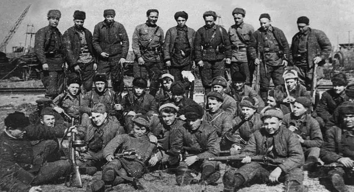 Станция Рогавка май 1942 г Верхний ряд третий слева Ф А Крюков 27 мая мы - фото 14