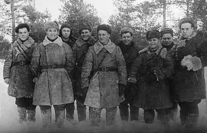 Станция Хвойная февраль 1943 г Слева направо Петр Георгиевич Щетников - фото 16