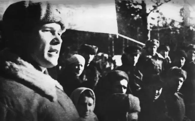 Станция Хвойная 1943 г А И Сотников приветствует делегацию Узбекской и - фото 17