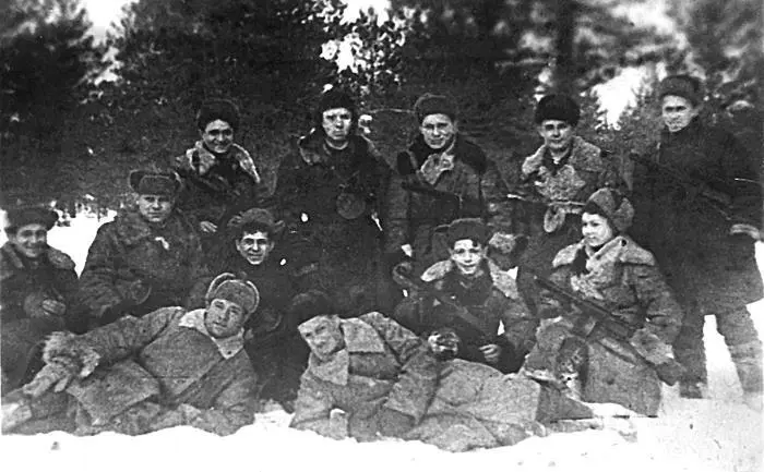 Станция Хвойная март 1943 г Верхний ряд второй слева Ф А Крюков Было - фото 32