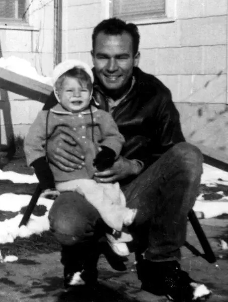 Отец и я в возрасте трех лет перед нашим домом на НавахоСтейшн в резервации - фото 2