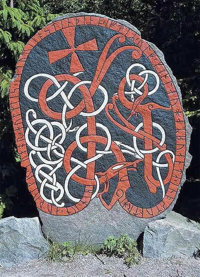 Рунический камень XII в из Уппланда U 871 который обрамляет большой змей - фото 17