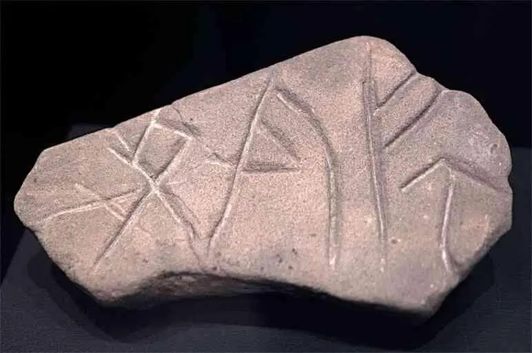 Точильный камень из Бирки Швеция с рунической надписью Один прознал о - фото 27