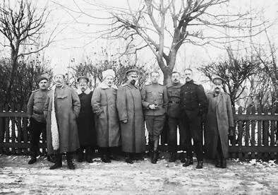 Свита генерала от артиллерии Н И Иванова возле его поезда Слева направо - фото 13