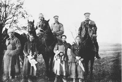 Два казака судья Белозерский Грондейс три галицийских крестьянки 19151916 - фото 14