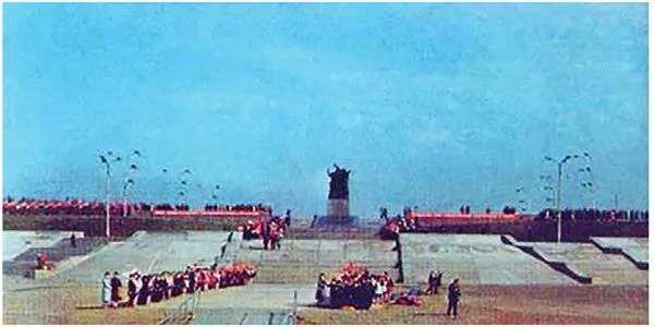Митинг в КомсомольскенаАмуре Фотография из журнала Рабочая смена за август - фото 80