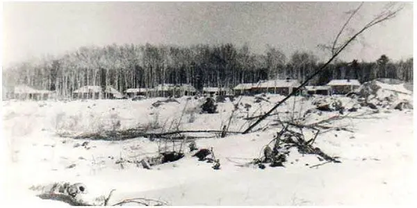 Вид на пионерный поселок зимой 198687 года Однако на стройке мало что - фото 119