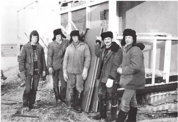 На строительной площадке В марте 1987 года первостроители заговорили о том - фото 136