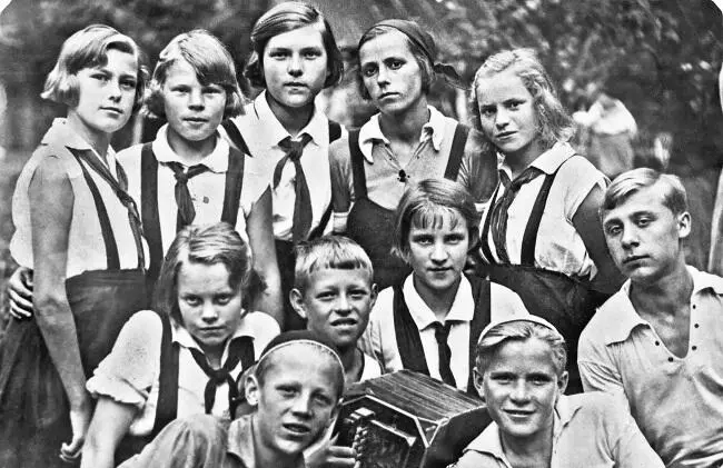 Пионерская агитбригада 30е годы Отряд пионеров Красногорск 1939 год - фото 11