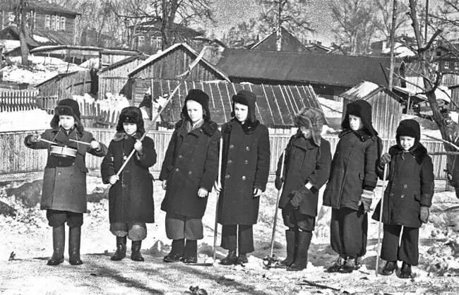 Дети зимой на улице в деревне Санки Дети во дворе - фото 20