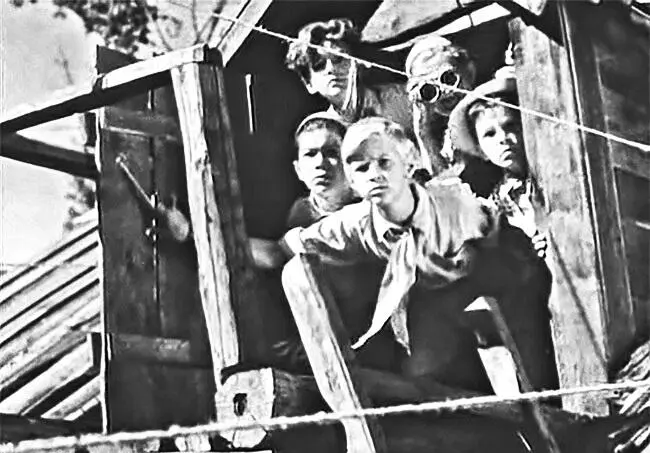 Кадр из фильма Тимур и его команда 1940 год Голубая чашка Мне тогда было - фото 32
