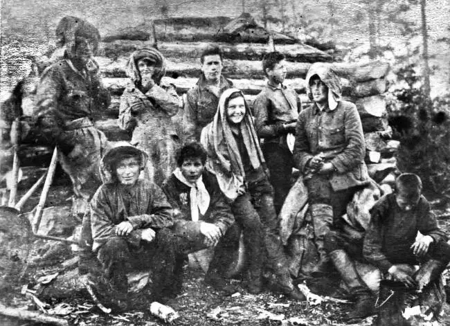 Группа геологов в Мочнегорской тундре горном массиве Мурманской области 1932 - фото 44