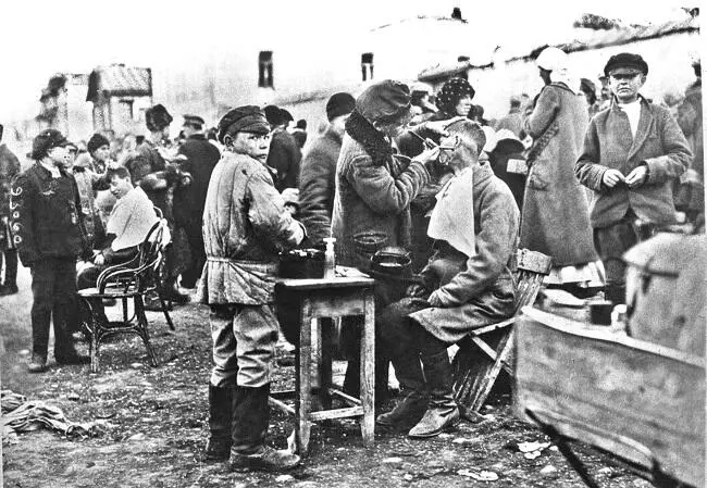 Уличная парикмахерская 1921 год Уличные торговцы Посадка в трамвай - фото 50
