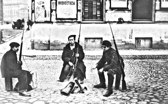 Красноармейский патруль Петроград 1917 год Проверка документов у входа в - фото 70