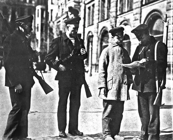 Проверка документов у входа в Смольный Ноябрь 1917 года Выпускники курсов - фото 71