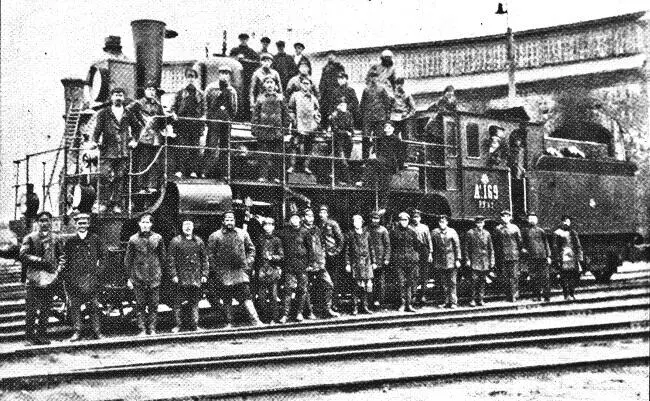 Железнодорожники Город Энгельс 1933 год Паровоз Од759 в депо Аткарск - фото 75