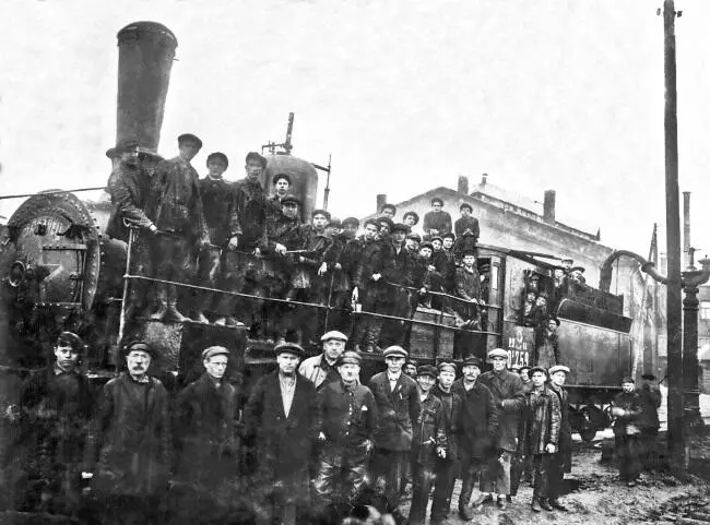 Паровоз Од759 в депо Аткарск 1929 год Железнодорожники Машинист паровоза - фото 76