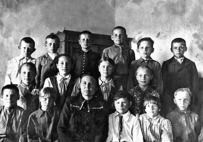 В 1918 году гимназическая форма дореволюционной России была признана буржуазным - фото 32