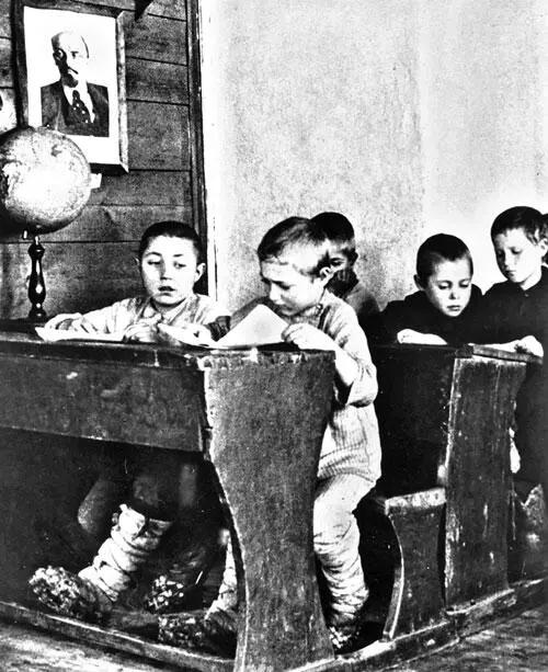 Младшие школьники в сельской школе Школьники начало двадцатых годов Занятие в - фото 34