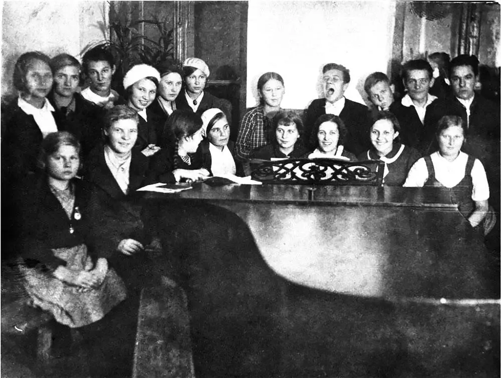 Школа в конце 20ых годов Школьный театр в Хвостовской 7ой опытной школе - фото 42