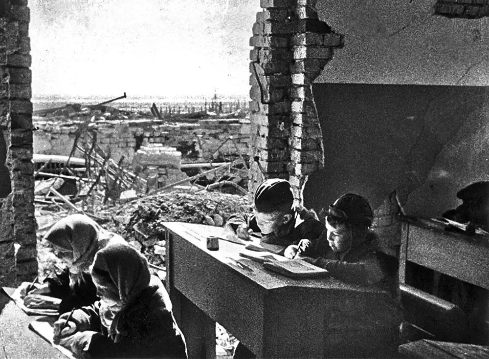 Дети за партами разрушенной школы в Сталинграде В февралемарте 1943 г - фото 47
