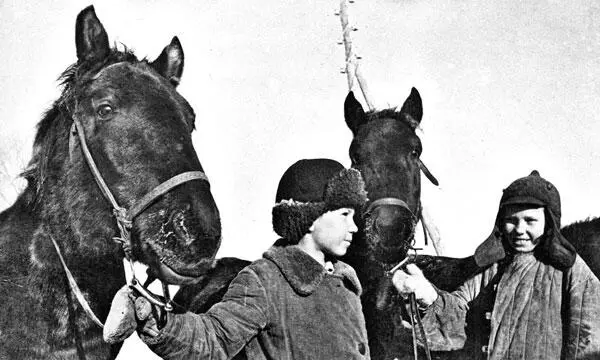 Юннаты ухаживают за молодняком в колхозе Урняк Ученики ремесленного училища - фото 54