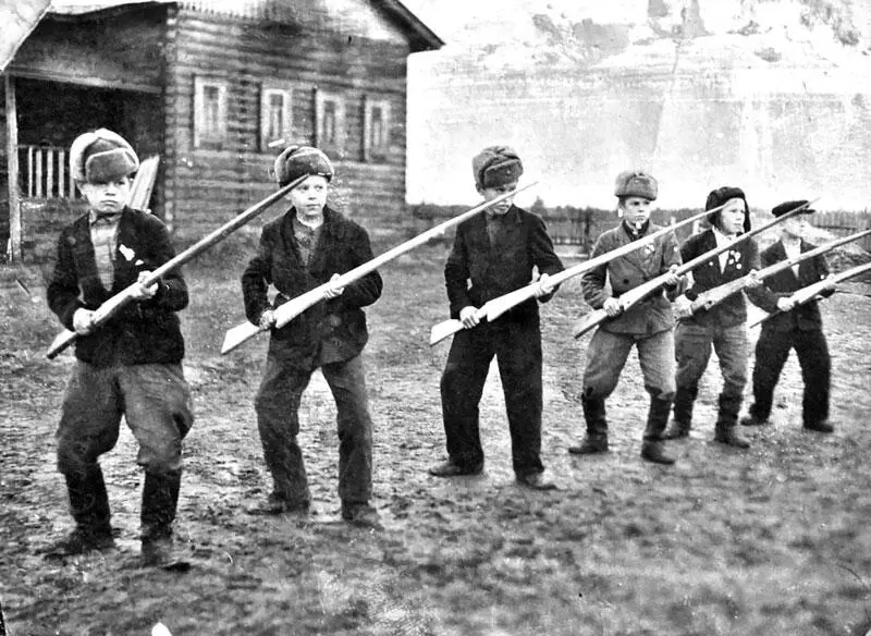 Занятия по военной подготовке в селе Часовенское Группа детей работавших на - фото 63