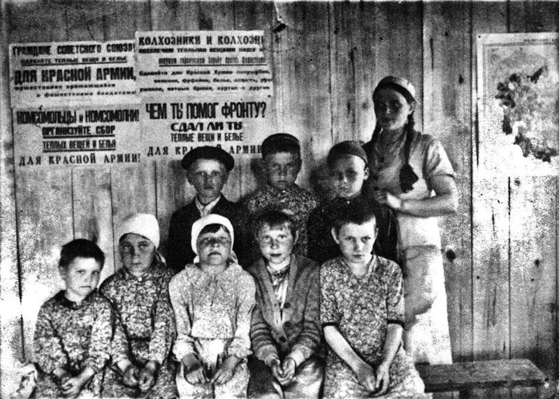 Группа детей работавших на полях колхоза Факел деревни Князево - фото 64