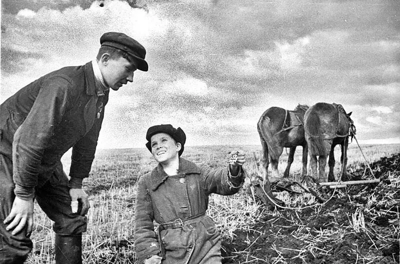 Советский подросток показывает найденную немецкую награду Подготовка - фото 72