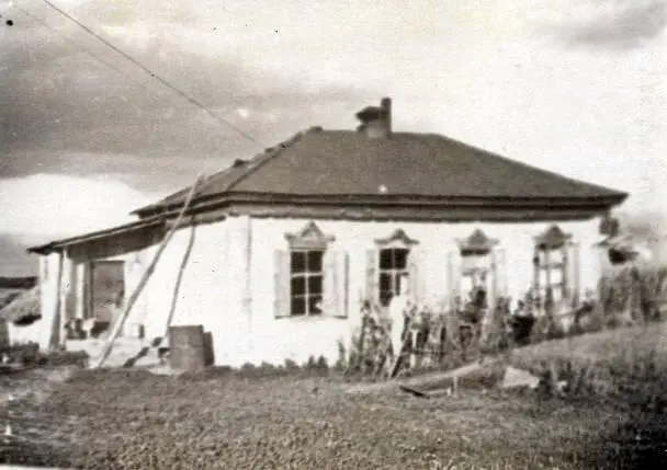 Дом в деревне малая Крюковка Татищевского района откуда был призван на службу - фото 2