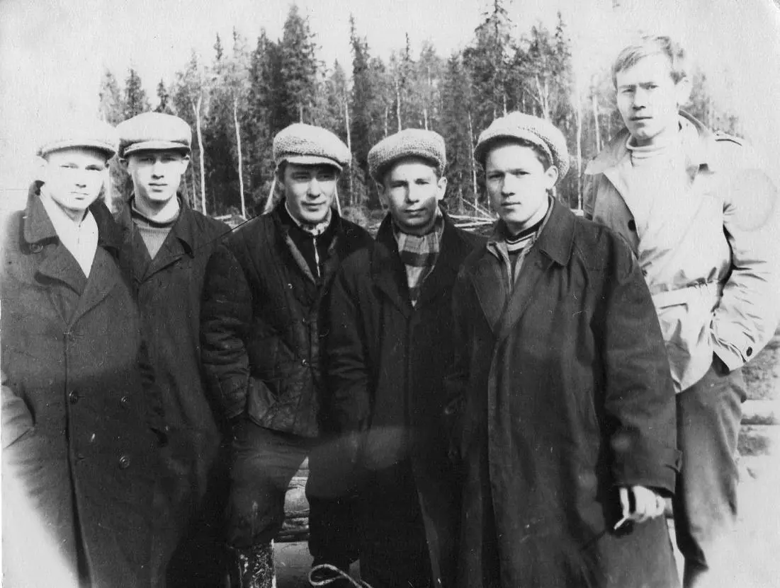 Мой отец справа в белой куртке в компании рабочихнефтяников Фото 1960х гг - фото 29