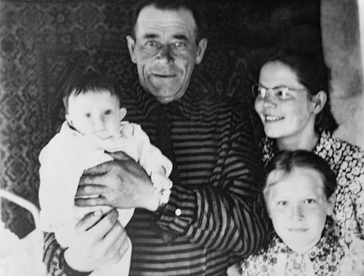 Мой дед Александр Ипатов с дочками Женей и Нюрой и внучкой Таней в Харьяге - фото 33