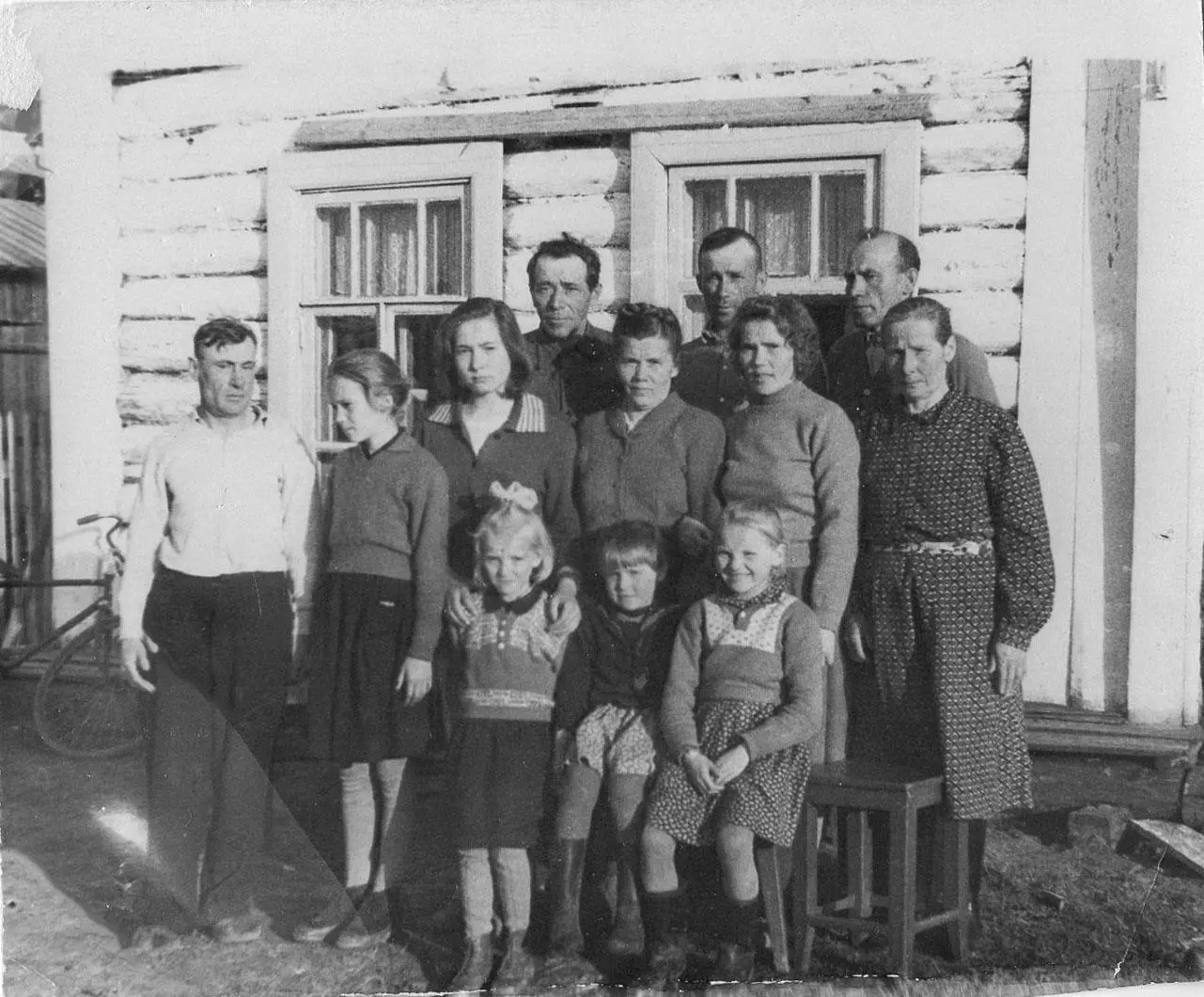 Харьяга 1960е гг Мужчины в верхнем ряду слева направо Александр Василий - фото 35