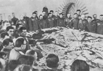 Н Э Берзарин проводит военную игру Вручение государственных наград - фото 25