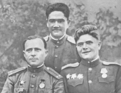 Слева направо Ф К Шаповалов С Алимов и И Ф Осипов Командование 220й - фото 29