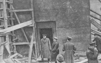 Военный совет 5й ударной армии осматривает бункер Гитлера в имперской - фото 34
