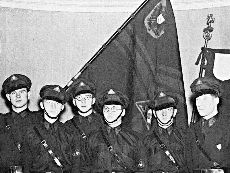 3 Довоенная группа голландских нацистов из NSB 4 Подростки новобранцы СС - фото 20