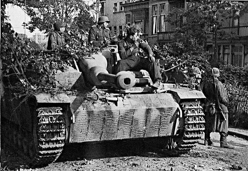 35 Stug III 280я бригада штурмовых орудий около Рейнского павильона после - фото 52