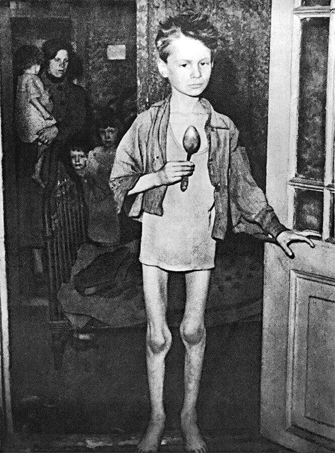 51 Юная жертва голодной зимы 194445 г Большая часть опубликованных в книге - фото 68