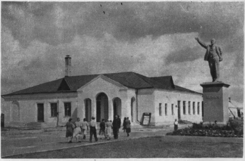 Центральная площадь совхоза Здесь воздвигнут памятник В И Ленину Вокруг - фото 33