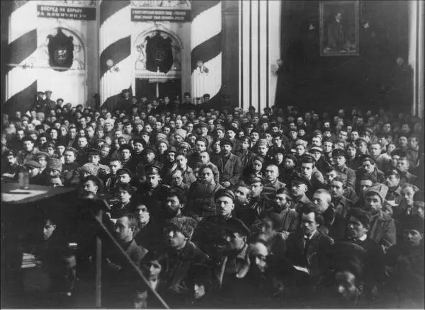 На собрании партийных и военных деятелей Не ранее 16 марта 1919 г На стене - фото 3